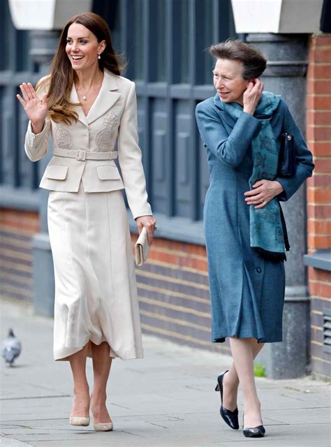 Kate Middleton Is a Royal Protocol Master with Princess Anne in Viral Video