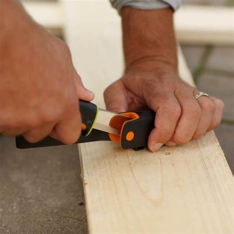 Нож FISKARS для тяжелых работ с точилкой 1023619 — купить в интернет ...