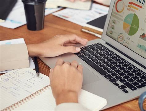 how to become a compliance analyst