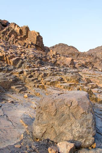 pegunungan  bukit berbatu  gurun  arab saudi foto stok
