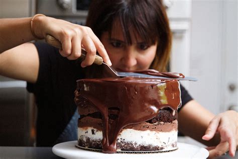 DIY Chocolate Fudge Ice Cream Cake that's Made to Impress