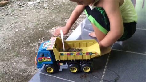 Truk mainan muatan pasir-naluri anak kecil - YouTube