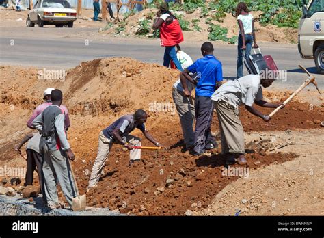 Men digging ditch hi-res stock photography and images - Alamy