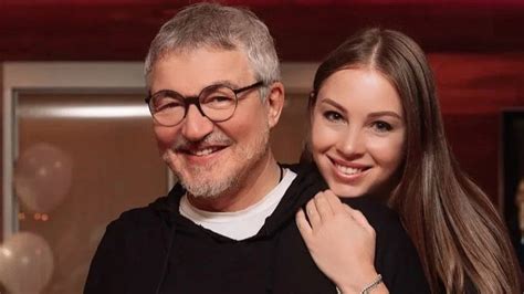 Дибров позировал фотографам на премьере "Караморы", пока больная ...