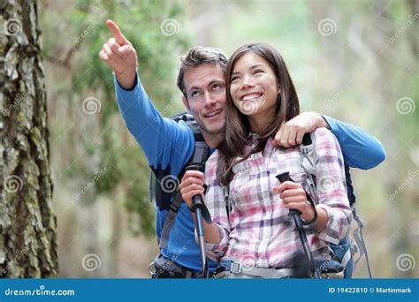 el ir de excursion feliz de los pares foto de archivo imagen de