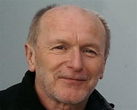 Charli Britton, drymiwr Edward H. Dafis, wedi marw - BBC Cymru Fyw