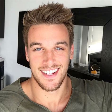 Pin by Adrian on That face.... | Beautiful men, Selfie poses, Pretty boys