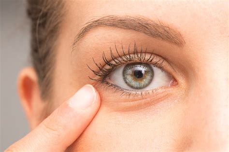 Crvene oči - 10 najčešćih uzroka crvenila očiju | Optometrija.net