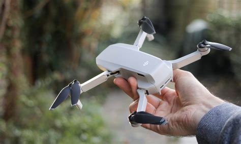 DJI представил очень маленький дрон, на котором можно летать без ...