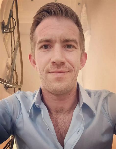 Builder Becomes Porn Star After Friends Flabbergasted By Size of His