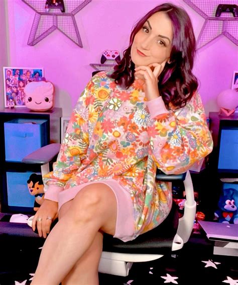 LaurenzSide | Oversized Hoodie = Dress 👍🏻 May not be the best outfit to