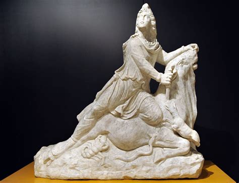 Escultura del dios Mitra | Leon Hunter