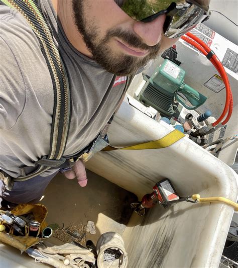 Who wants to suck me off in my bucket truck? : r/Bluecollar_men