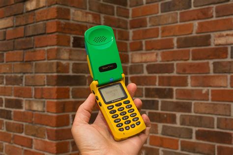 Legendary Motorola StarTAC: Revisiting the world's first flip phone - CNET