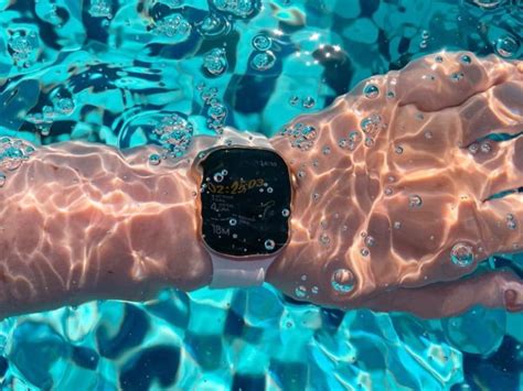 Is the Apple Watch Waterproof? - The Plug - HelloTech