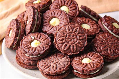 Biscoito Recheado De Chocolate - Biscoito de chocolate recheado com coco, que fica super crocante e com ...