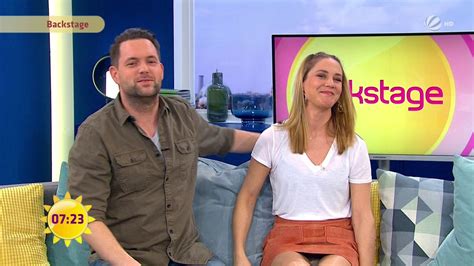 Alina Merkau - SAT1 Frühstücksfernsehen 29.01.2019 upskirt - YouTube