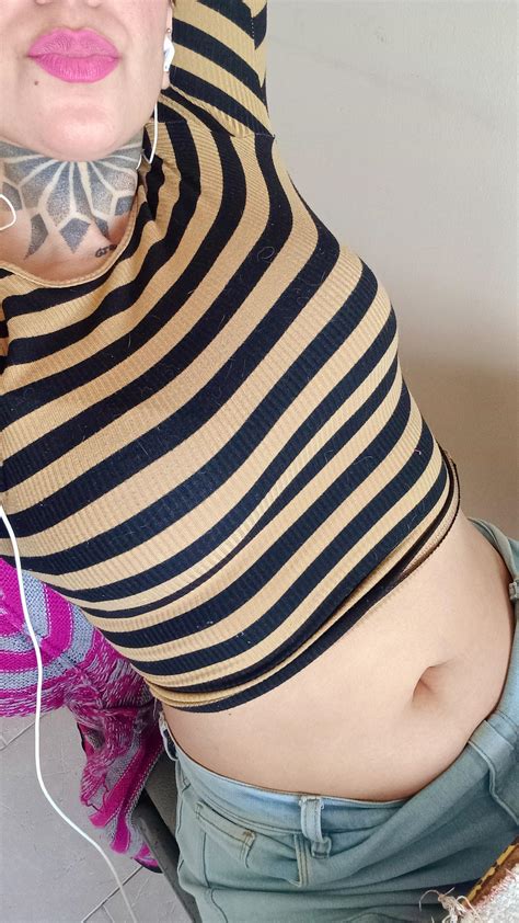 She has such a lovely deep innie belly button 😍 : r/worldof_Bellybutton