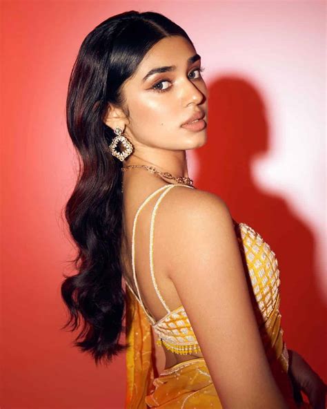 pic talk kriti shetty ups glam dose  saree