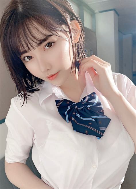 Eimi Fukada chạm mốc 1 triệu người theo dõi, fan vào chúc mừng vẫn