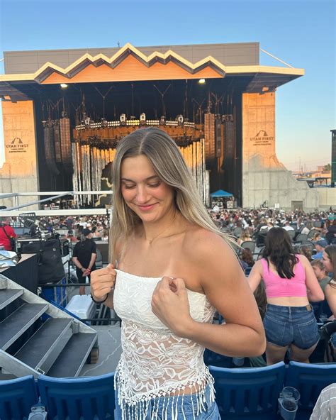 Liz Kitley | This spontaneous summer is a dream🔆 | Instagram