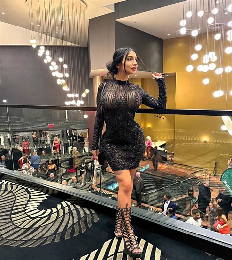 Cassie Curses 🧿 | At the AVN awards night. First 3 pictures is what you