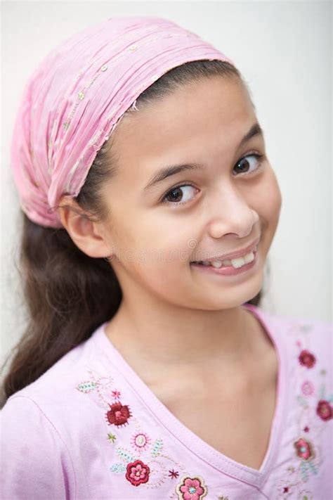 Fille Eurasienne Dans La Bandanna Rose Photo stock - Image du heureux
