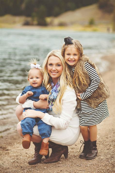 what to wear family photoshoot for fall! Mom and daughter photos Fall ...