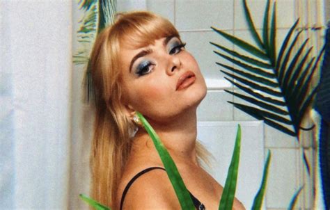 Huh, mikä kaunotar! Erika Vikman julkaisi kostean topless-kuvan!