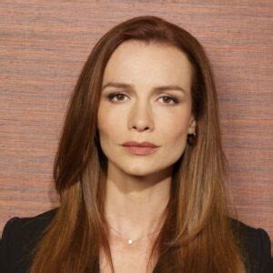 Saffron Burrows- Wiki, Age, Height, Wife, Net Worth (Updated on ...