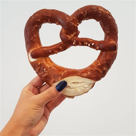 giant pretzel wow  big  vemondo vegan product reviews ratings