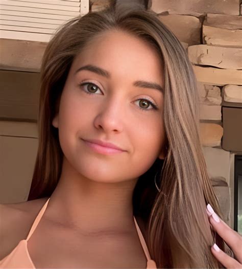 Skylar Mae (Model) Age, Husband, Family, Photos, Videos, Net Worth
