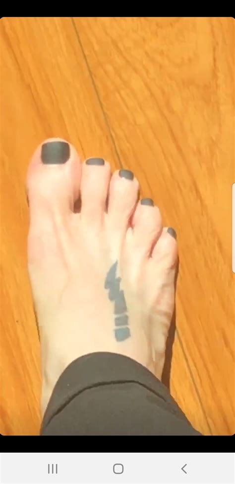 Comic Book Girl 19's feet