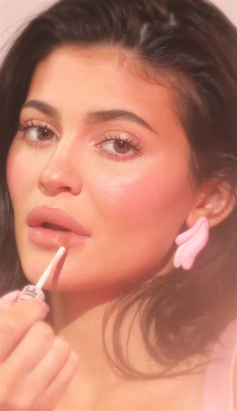 Kylie Jenner proudly shows off her natural pores, freckles & real face