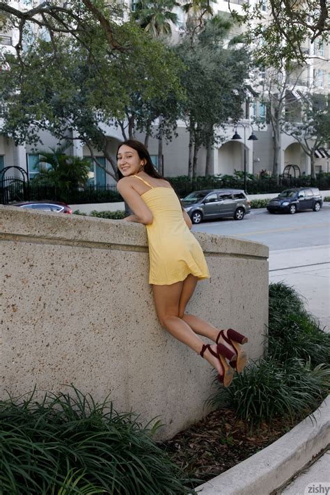 Carmen Rae Pictures (20 Images)
