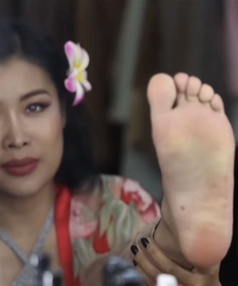 Jiaoying Summers's feet