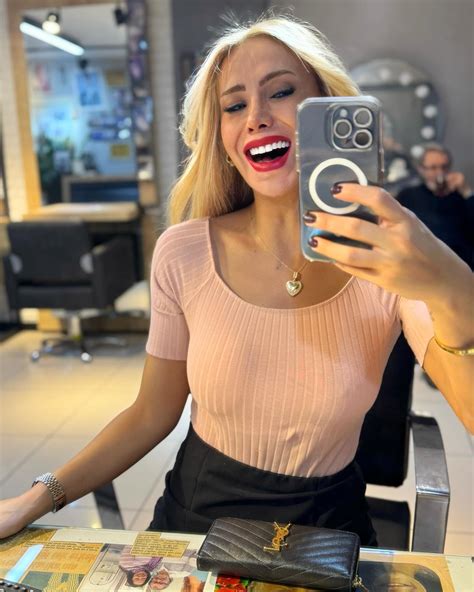 Ceyda Ersoy | Kuaförde keyifli , doğal hallerimm...😙🙂👸 #ceydaersoy