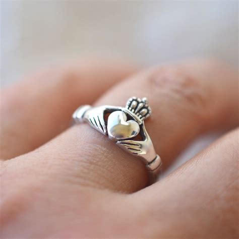 Pin by Vovanson on Hình nền | Irish ring claddagh, Irish rings, Rings