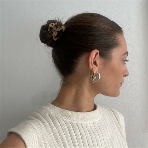 13 Best Claw Clip Hairstyles For Thin Hair