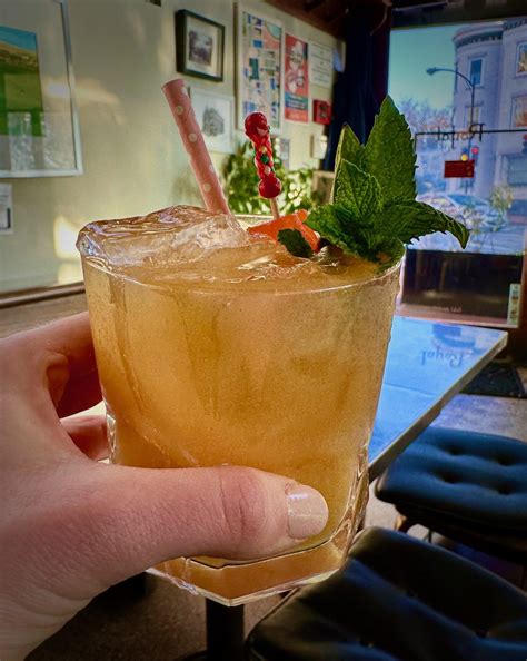 Deluxe DC Cocktail Tour: Local History Paired with Libations