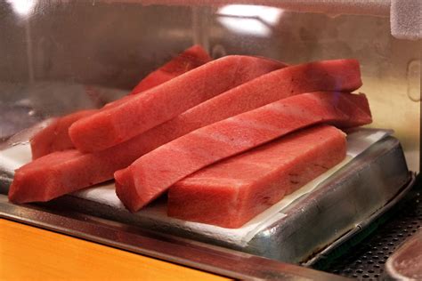 How Long Does Tuna Last in The Fridge? - HowdyKitchen