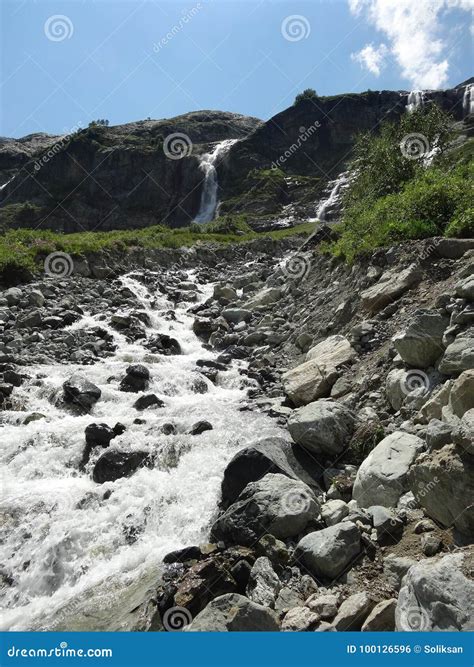 Sofia River Valley photo stock. Image du fleuve, pierre - 100126596