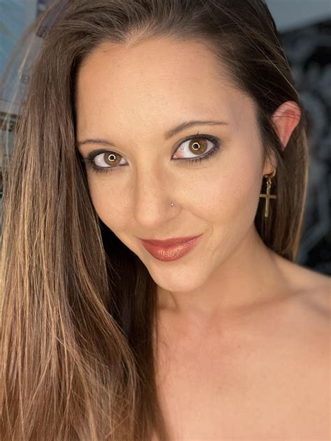 Just your friendly neighborhood brown eyed girl! : r/DemEyesDoe
