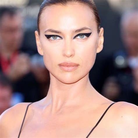 Η Irina Shayk με dramatic cat eye στο Φεστιβαλ Βενετίας είναι το ...