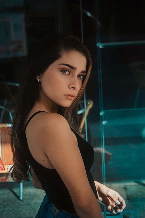 Download Gorgeous Curls Of Linda Chica Wallpaper | Wallpapers.com