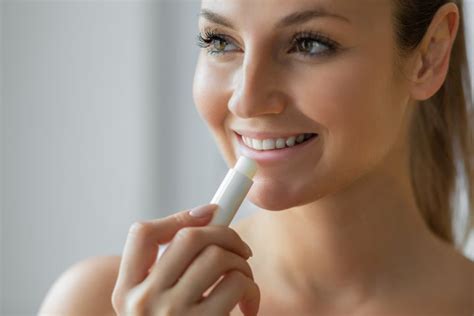 Lip balm: Τι κίνδυνος καραδοκεί όταν το ανανεώνουμε κάθε λίγο και ...