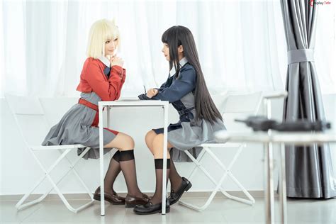 Chunmomo (蠢沫沫) and 桃良阿宅 (taoliangazhai) cosplay Chisato and Takina