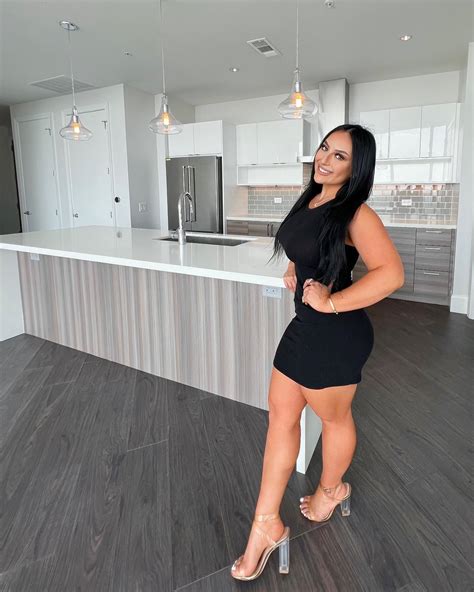 Sexy realtor sets pulses racing: ‘My wife would never let me view your