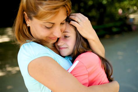 why do women hug over the shoulders 1