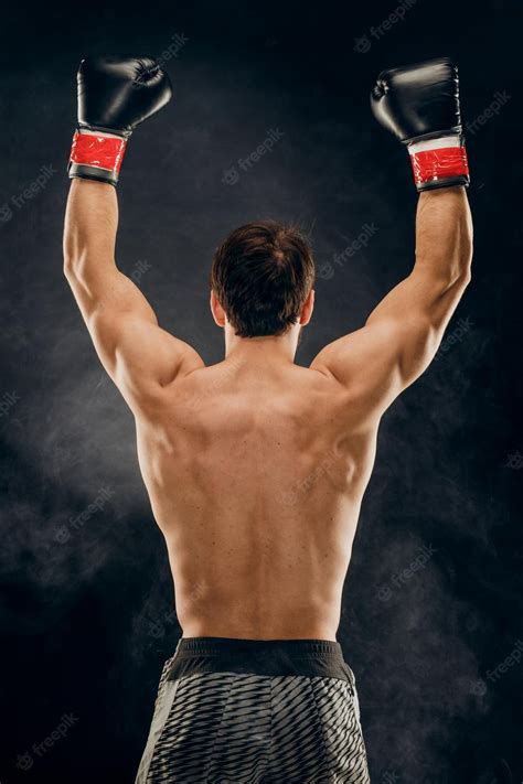 Vista posterior del hombre boxeador con las manos levantadas en